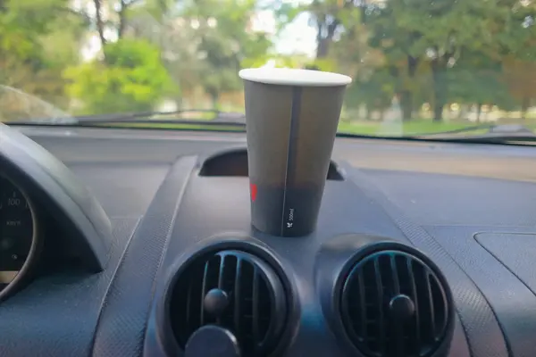 車の中のコーヒー カプチーノを紙コップに入れた 紙コップに入ったコーヒー 車の中のラテ — ストック写真