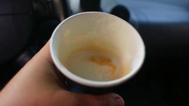 Arabada kahve var. Kağıt bardakta kapuçino. Kâğıt bardakta kahve. Latte arabada..