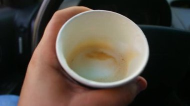 Arabada kahve var. Kağıt bardakta kapuçino. Kâğıt bardakta kahve. Latte arabada..