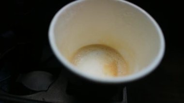 Arabada kahve var. Kağıt bardakta kapuçino. Kâğıt bardakta kahve. Latte arabada..