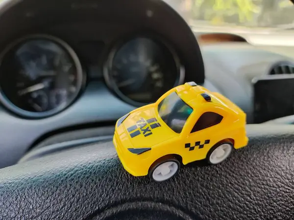 Büyük Bir Arabada Oyuncak Araba Küçük Bir Taksi Arabası Sarı — Stok fotoğraf