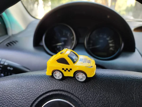 Spielzeugauto Einem Großen Auto Kleines Taxiauto Gelbes Taxi Öffentliche Verkehrsmittel — Stockfoto