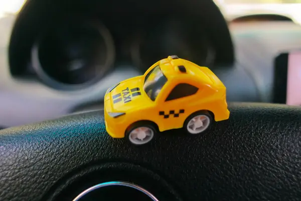 大きな車に乗ったおもちゃの車 小さなタクシー車 イエロータクシー 公共交通機関について コンセプト おもちゃタクシー車について — ストック写真