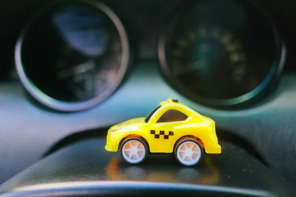 大きな車に乗ったおもちゃの車 小さなタクシー車 イエロータクシー 公共交通機関について コンセプト おもちゃタクシー車について — ストック写真