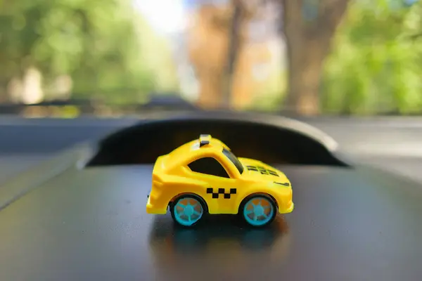 Zabawkowy Samochód Dużym Samochodzie Mały Taksówkarz Żółta Taksówka Transport Publiczny — Zdjęcie stockowe