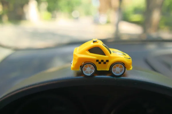 Игрушечная Машина Большой Машине Маленькая Машина Такси Желтое Такси Общественный — стоковое фото