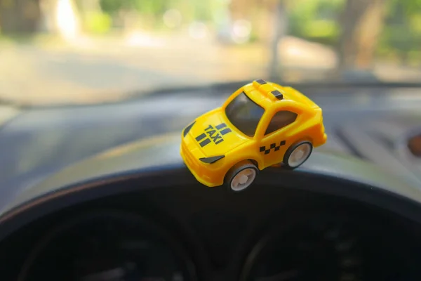 Zabawkowy Samochód Dużym Samochodzie Mały Taksówkarz Żółta Taksówka Transport Publiczny — Zdjęcie stockowe