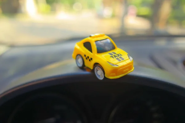 Іграшковий Автомобіль Великій Машині Маленька Машина Таксі Жовте Таксі Громадський — стокове фото