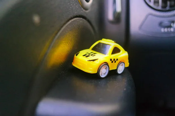 Chaves e o carro amarelo stock fotografie, royalty free Chaves e o carro  amarelo obrázky | Depositphotos