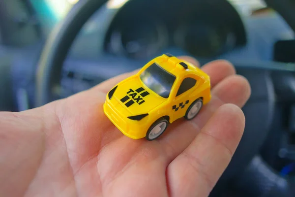 Autíčko Velkém Autě Malé Taxi Auto Žluté Taxi Veřejné Dopravy — Stock fotografie