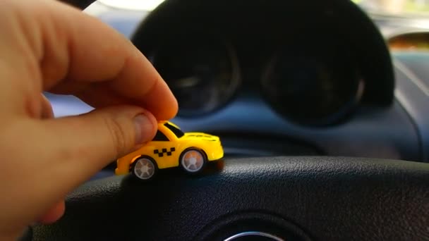 Παιχνίδι Αυτοκίνητο Ένα Μεγάλο Αυτοκίνητο Ένα Μικρό Ταξί Κίτρινο Ταξί — Αρχείο Βίντεο