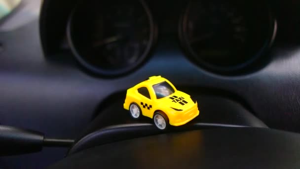 Παιχνίδι Αυτοκίνητο Ένα Μεγάλο Αυτοκίνητο Ένα Μικρό Ταξί Κίτρινο Ταξί — Αρχείο Βίντεο