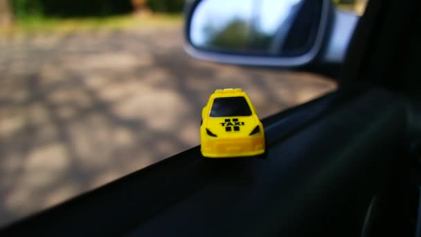 Speelgoedauto Een Grote Auto Kleine Taxiauto Gele Taxi Openbaar Vervoer — Stockvideo