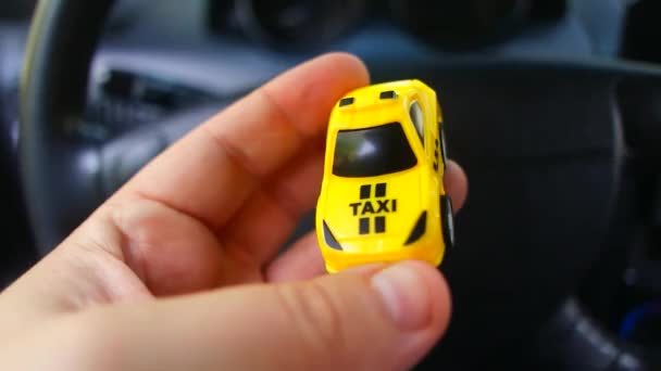 Büyük Bir Arabada Oyuncak Araba Küçük Bir Taksi Arabası Sarı — Stok video