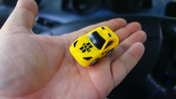大きな車に乗ったおもちゃの車 小さなタクシー車 イエロータクシー 公共交通機関について コンセプト おもちゃタクシー車について — ストック動画