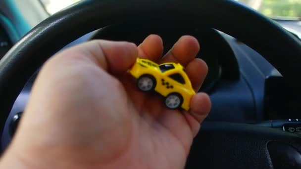 Spielzeugauto Einem Großen Auto Kleines Taxiauto Gelbes Taxi Öffentliche Verkehrsmittel — Stockvideo