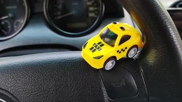 Játékautó Egy Nagy Autóban Kis Taxi Autó Sárga Taxi Tömegközlekedés — Stock videók