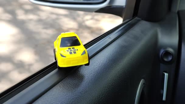 Speelgoedauto Een Grote Auto Kleine Taxiauto Gele Taxi Openbaar Vervoer — Stockvideo
