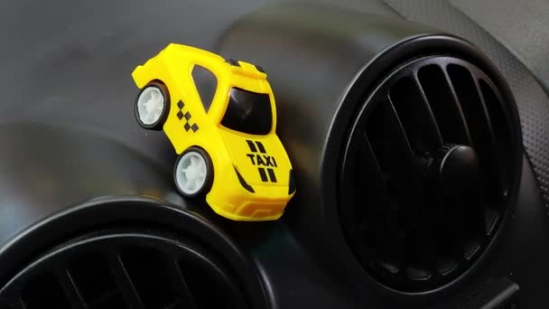 玩具车在一辆大轿车里 小出租汽车 黄色出租车 公共交通 玩具出租汽车 — 图库视频影像