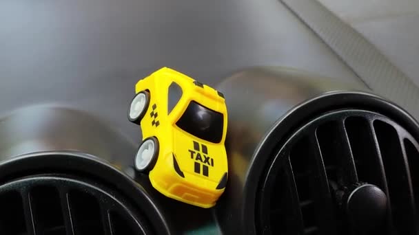 大きな車に乗ったおもちゃの車 小さなタクシー車 イエロータクシー 公共交通機関について コンセプト おもちゃタクシー車について — ストック動画