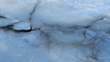 Buz dokusu. Buz saçakları. Kış. Kış havası. Islık ve kar. Buzda çatlaklar var. Donmuş su. şeffaf buz.