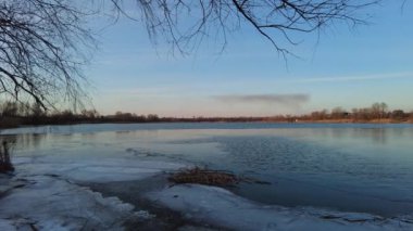 Buz dokusu. Buz saçakları. Kış. Kış havası. Islık ve kar. Buzda çatlaklar var. Donmuş su. şeffaf buz.