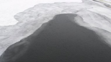 Buz dokusu. Buz saçakları. Kış. Kış havası. Islık ve kar. Buzda çatlaklar var. Donmuş su. şeffaf buz.