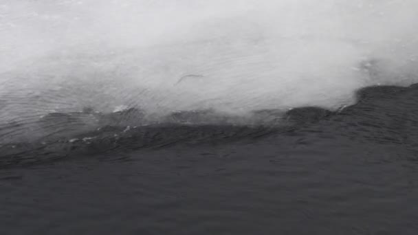 冰的质感冰柱 冬天的天气 台阶和雪 冰上的裂缝 冰冷的水透明的冰 — 图库视频影像