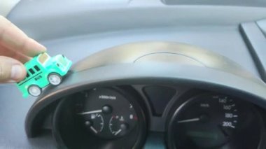 oyuncak otobüs. Mavi otobüs. oyuncak araba. Tam teşekküllü bir arabada oyuncak bir araba..