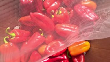 Kutuda kırmızı dolma biber. Piyasada taze organik kırmızı dolma biber sergileniyor. Mağazadaki tezgahta Bulgar biberleri var. Toptan ve perakende satılan olgun biberlerin kırmızı meyveleri. 4k görüntü