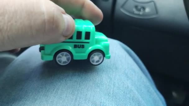 Λεωφορείο Παιχνιδιών Μπλε Λεωφορείο Αυτοκινητάκι Ένα Αυτοκίνητο Παιχνίδι Ένα Πλήρες — Αρχείο Βίντεο