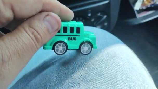 Speelgoedbus Blauwe Bus Speelgoedauto Een Speelgoedauto Een Volwaardige Auto — Stockvideo
