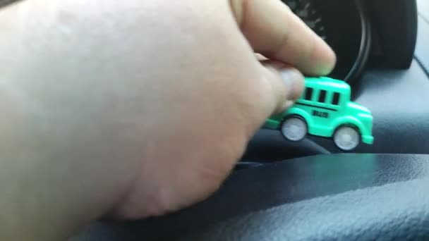 おもちゃバス ブルーバス おもちゃの車について 本格的な車に乗ったおもちゃの車 — ストック動画