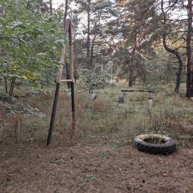 oyun bahçesini yok etti. Dükkanı yok etti. Ukrayna. Ukrayna savaşı. Bitkilerle kaplı bir çocuk parkı. Terk edilmiş şehir.