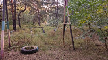oyun bahçesini yok etti. Dükkanı yok etti. Ukrayna. Ukrayna savaşı. Bitkilerle kaplı bir çocuk parkı. Terk edilmiş şehir.
