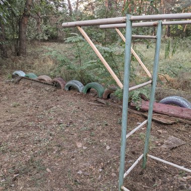 oyun bahçesini yok etti. Dükkanı yok etti. Ukrayna. Ukrayna savaşı. Bitkilerle kaplı bir çocuk parkı. Terk edilmiş şehir.