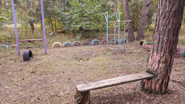 毁了游乐场被毁的商店乌克兰 乌克兰战争 孩子们的游乐场长满了植物 被遗弃的城市 — 图库照片