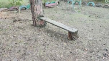 oyun bahçesini yok etti. Dükkanı yok etti. Ukrayna. Ukrayna savaşı. Bitkilerle kaplı bir çocuk parkı. Terk edilmiş şehir.