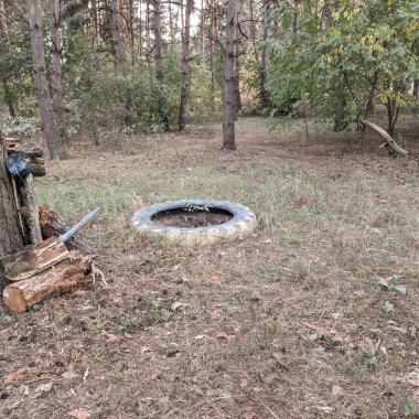 oyun bahçesini yok etti. Dükkanı yok etti. Ukrayna. Ukrayna savaşı. Bitkilerle kaplı bir çocuk parkı. Terk edilmiş şehir.