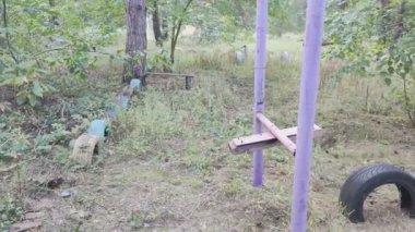 oyun bahçesini yok etti. Dükkanı yok etti. Ukrayna. Ukrayna savaşı. Bitkilerle kaplı bir çocuk parkı. Terk edilmiş şehir.