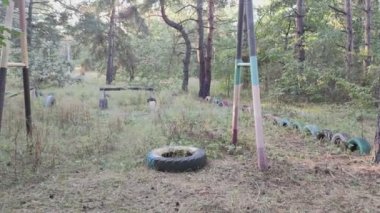 oyun bahçesini yok etti. Dükkanı yok etti. Ukrayna. Ukrayna savaşı. Bitkilerle kaplı bir çocuk parkı. Terk edilmiş şehir.