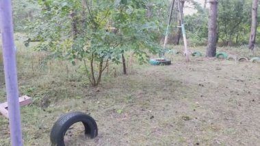 oyun bahçesini yok etti. Dükkanı yok etti. Ukrayna. Ukrayna savaşı. Bitkilerle kaplı bir çocuk parkı. Terk edilmiş şehir.