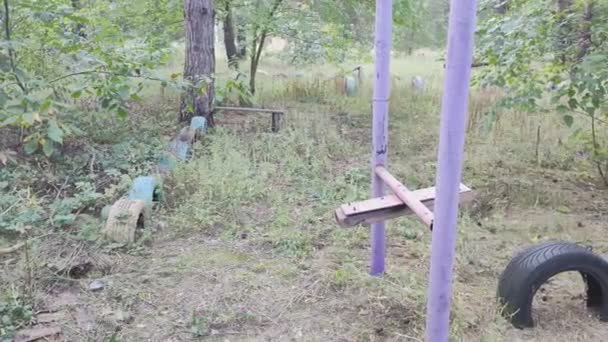 Verwoeste Speeltuin Vernietigde Winkel Oekraïne Oekraïense Oorlog Een Kinderspeelplaats Begroeid — Stockvideo