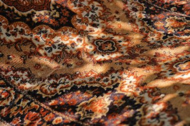 Halı dokusu. Halıdaki desen. Set ve gölge halıda. Yünlü kumaş dokusu ve dokunmuş İran halısı sanatsal tasarımı. El yapımı, geleneksel bir şey. Kumaşta soyut desen.