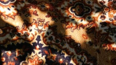 Halı dokusu. Halıdaki desen. Set ve gölge halıda. Yünlü kumaş dokusu ve dokunmuş İran halısı sanatsal tasarımı. El yapımı, geleneksel bir şey. Kumaşta soyut desen.