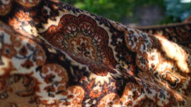 Halı dokusu. Halıdaki desen. Set ve gölge halıda. Yünlü kumaş dokusu ve dokunmuş İran halısı sanatsal tasarımı. El yapımı, geleneksel bir şey. Kumaşta soyut desen.