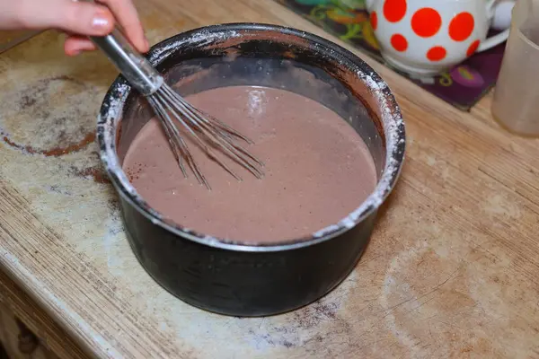 집에서 팬케이크 만들기 초콜릿 팬케이크 — 스톡 사진