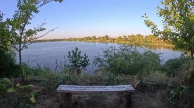 Dnepr Nehri. Ukrayna manzarası. Nehirde akşam yemeği. Geniş bir nehri olan manzara. Kıyıdan su manzarası.