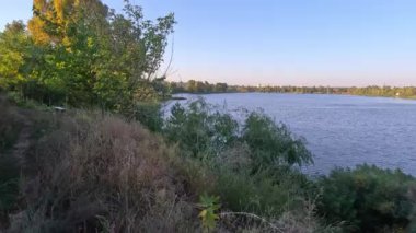 Dnepr Nehri. Ukrayna manzarası. Nehirde akşam yemeği. Geniş bir nehri olan manzara. Kıyıdan su manzarası.