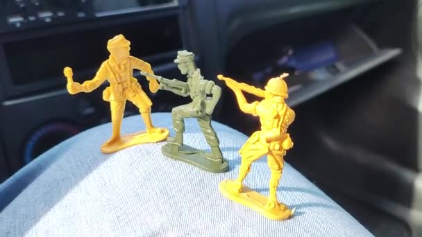 玩具士兵 拿着武器的士兵战争中的伤亡 军事行动的象征 玩具军 — 图库视频影像
